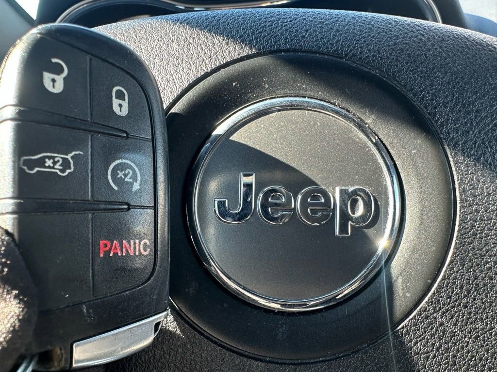 Used 2017 Jeep Grand Cherokee Limited image 23