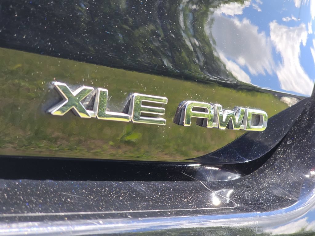 Used 2022 Toyota Highlander XLE AWD/4WD image 32