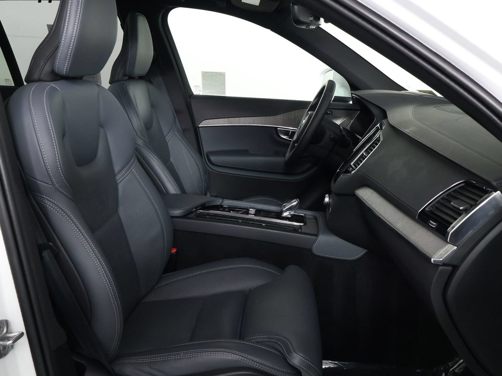 Certified 2023 Volvo XC90 T8 Ultimate AWD/4WD image 29