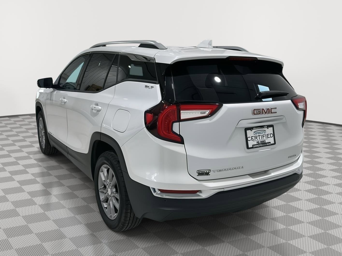 Used 2024 GMC Terrain SLT w/ Tech Package image 3