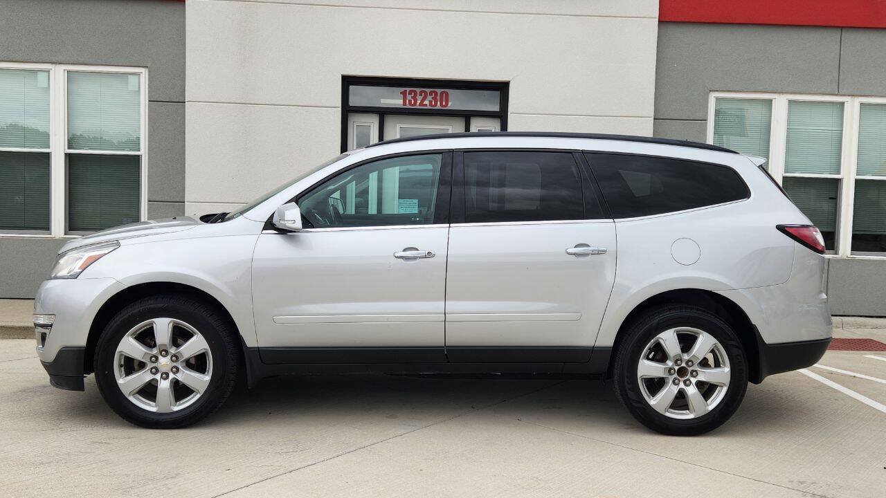 Used 2017 Chevrolet Traverse LT w/ Style and Technology Package FWD image 3