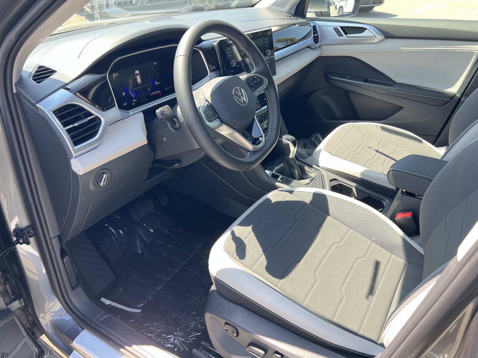 New 2025 Volkswagen Taos SE image 3