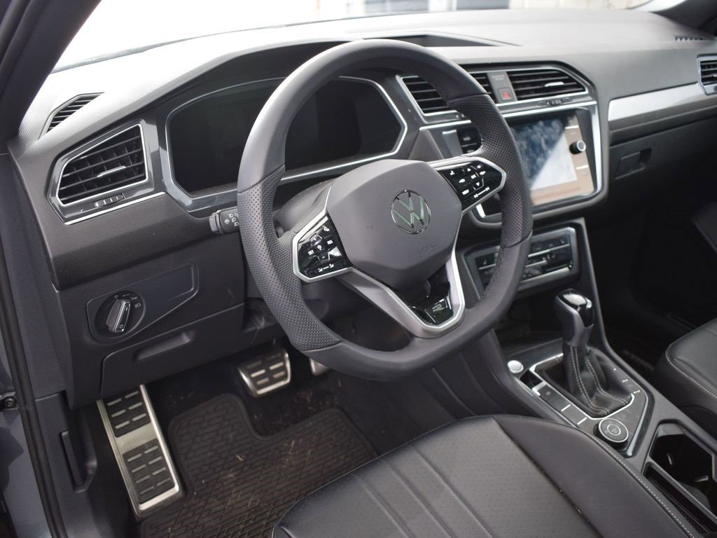 Certified 2022 Volkswagen Tiguan SE R-Line image 25