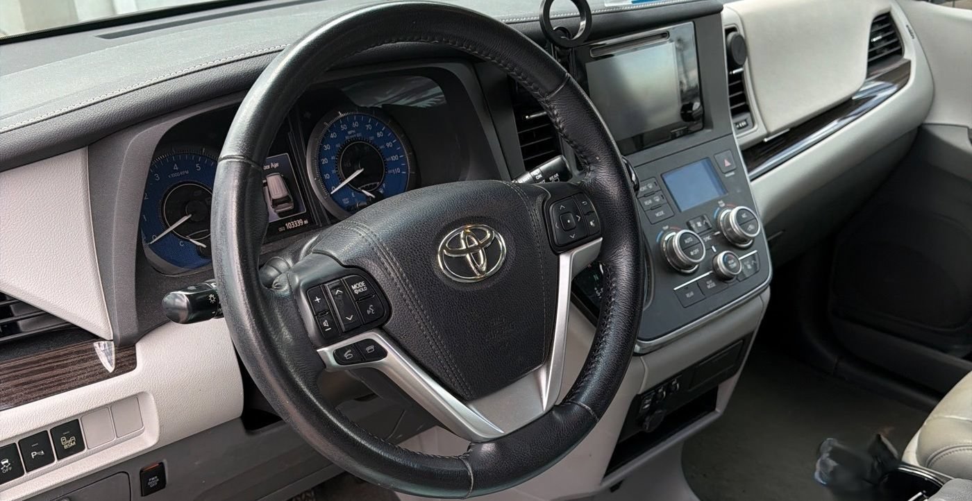 Used 2015 Toyota Sienna XLE w/ XLE Navigation Package FWD image 6