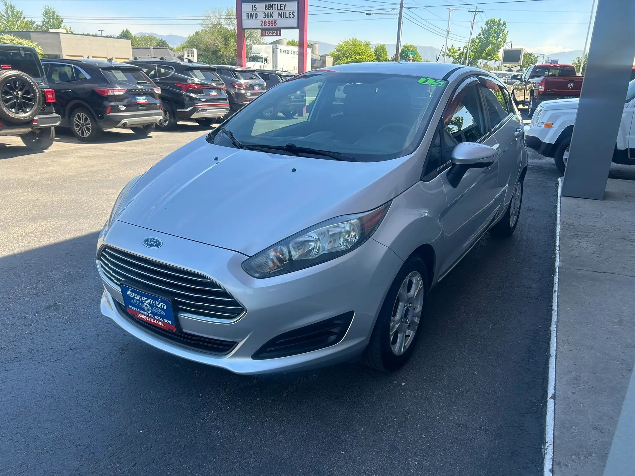 Used 2015 Ford Fiesta SE FWD image 2