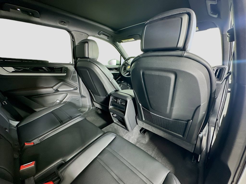 Certified 2024 Porsche Cayenne AWD/4WD image 30