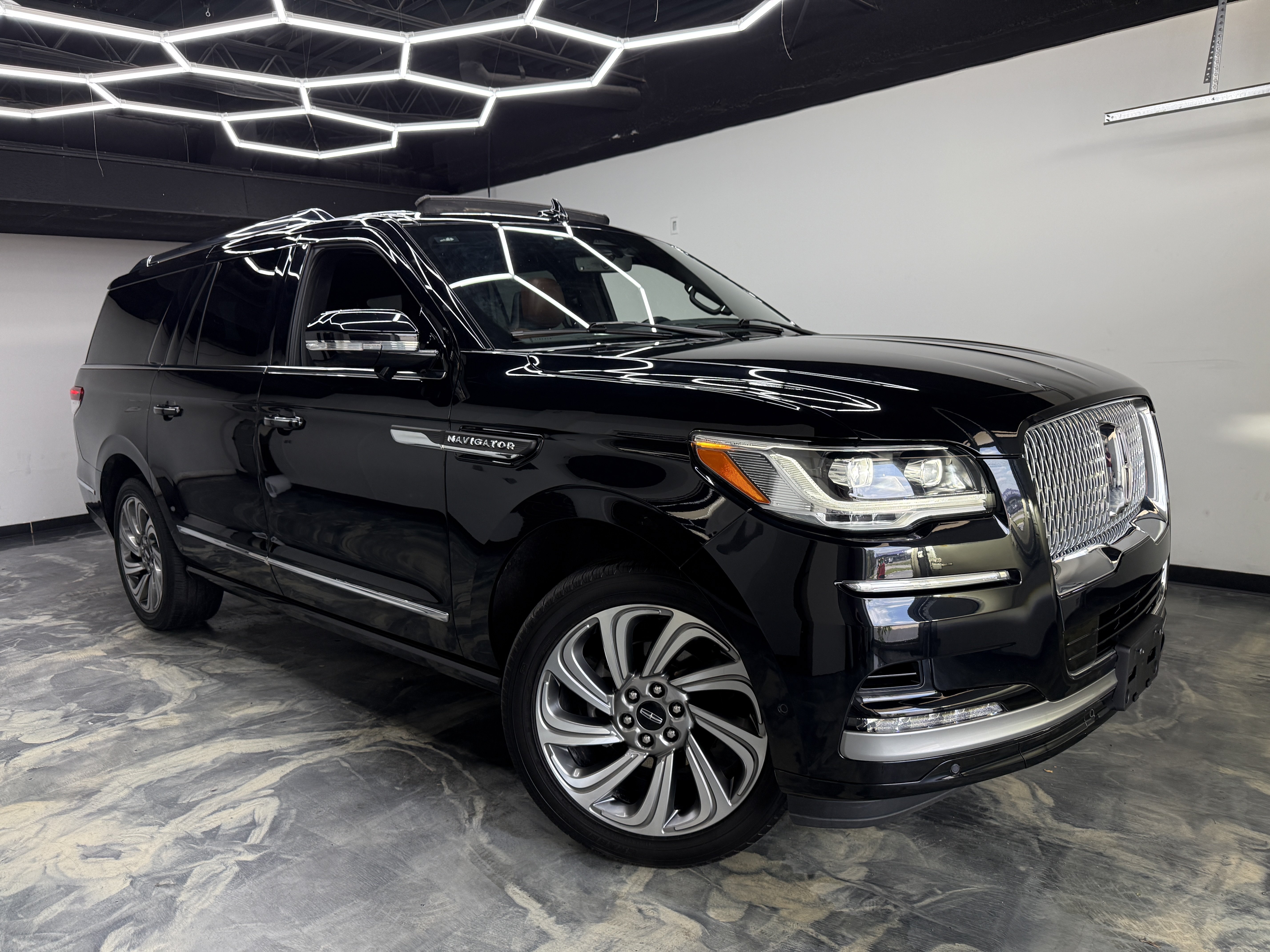 Used 2023 Lincoln Navigator L Reserve w/ Equipment Group 201A AWD/4WD image 6