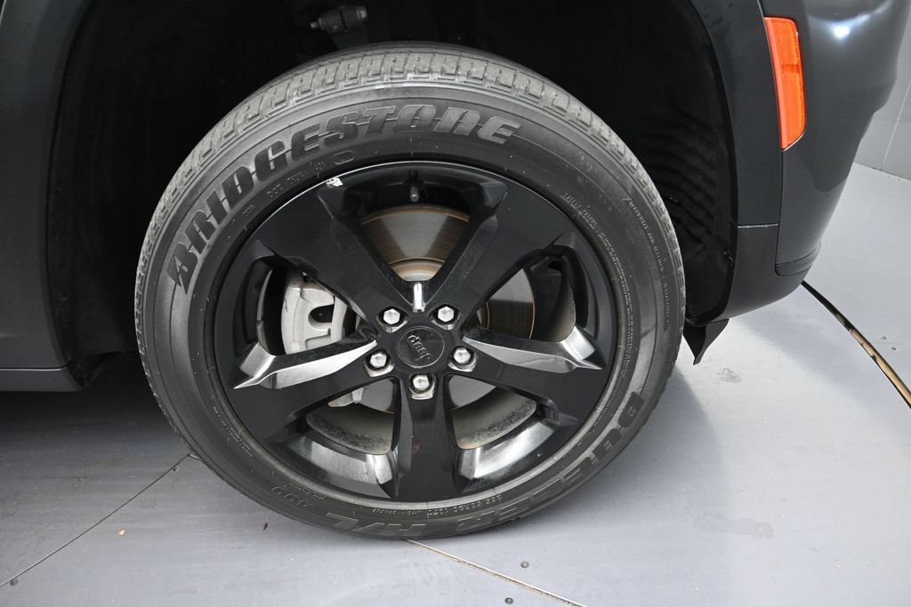 Used 2023 Jeep Grand Cherokee L Laredo RWD image 9
