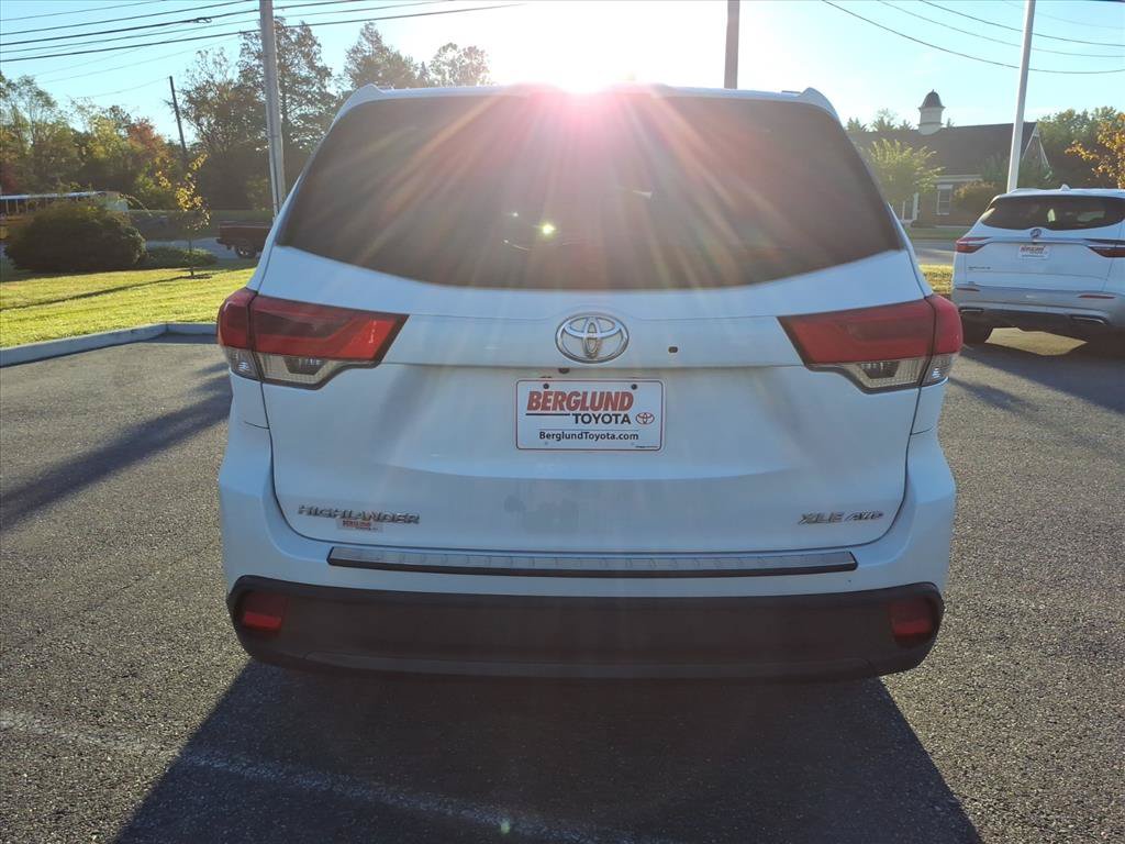 Used 2019 Toyota Highlander XLE AWD/4WD image 11