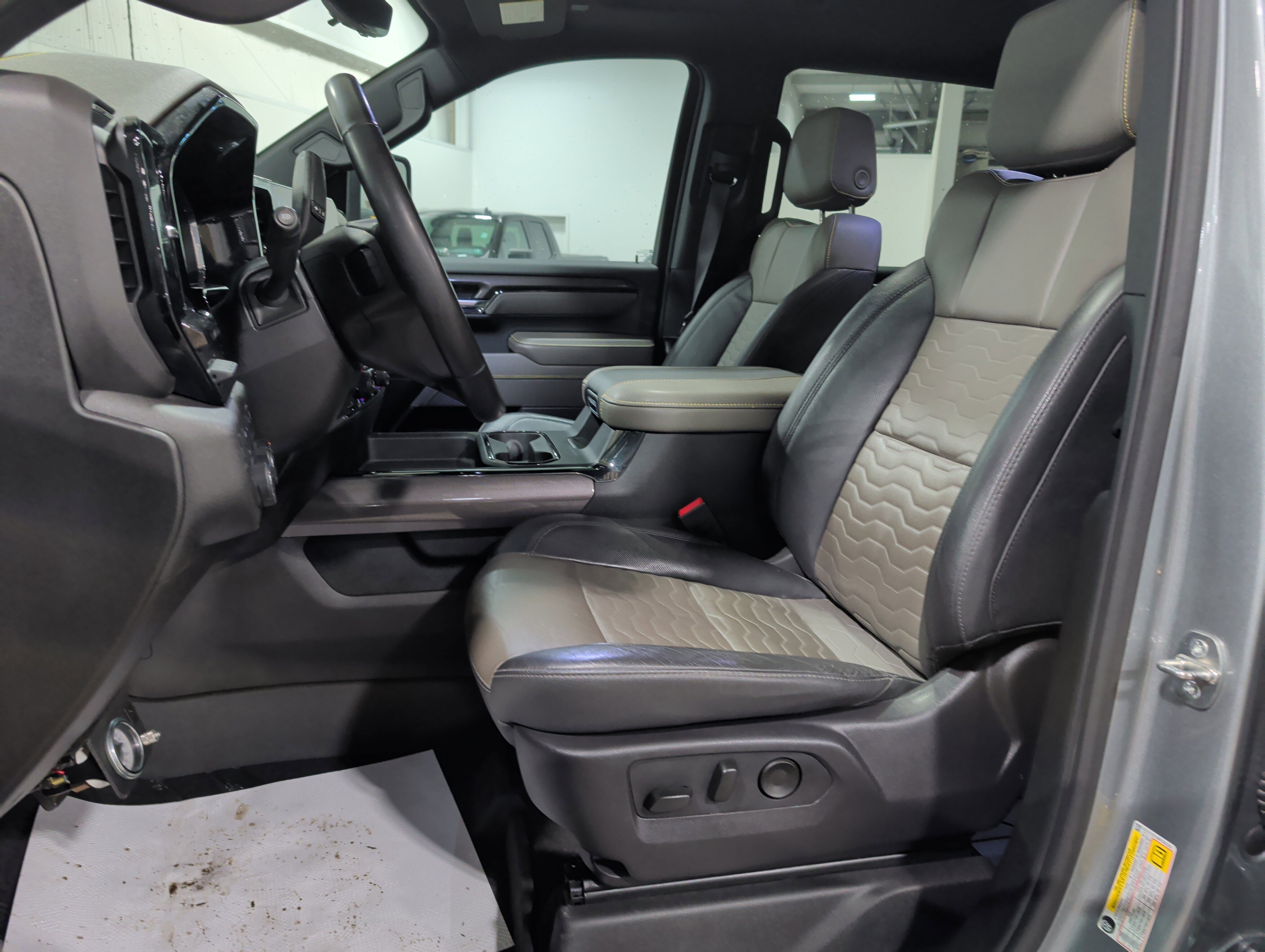 Used 2024 Chevrolet Silverado 2500 ZR2 w/ Technology Package image 7