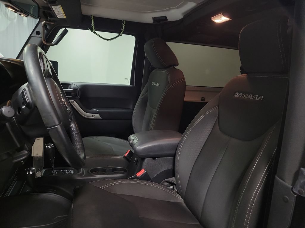 Used 2017 Jeep Wrangler Sahara w/ Connectivity Group AWD/4WD image 16
