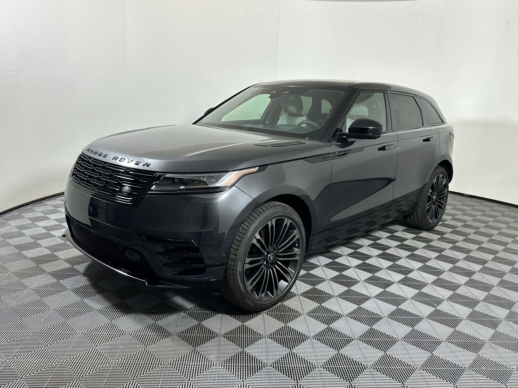 New 2026 Land Rover Range Rover Velar Dynamic SE image 1