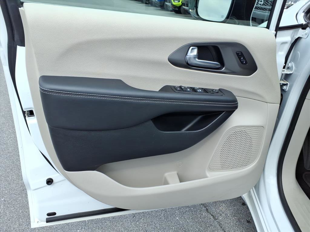 Used 2024 Chrysler Pacifica Touring-L image 16