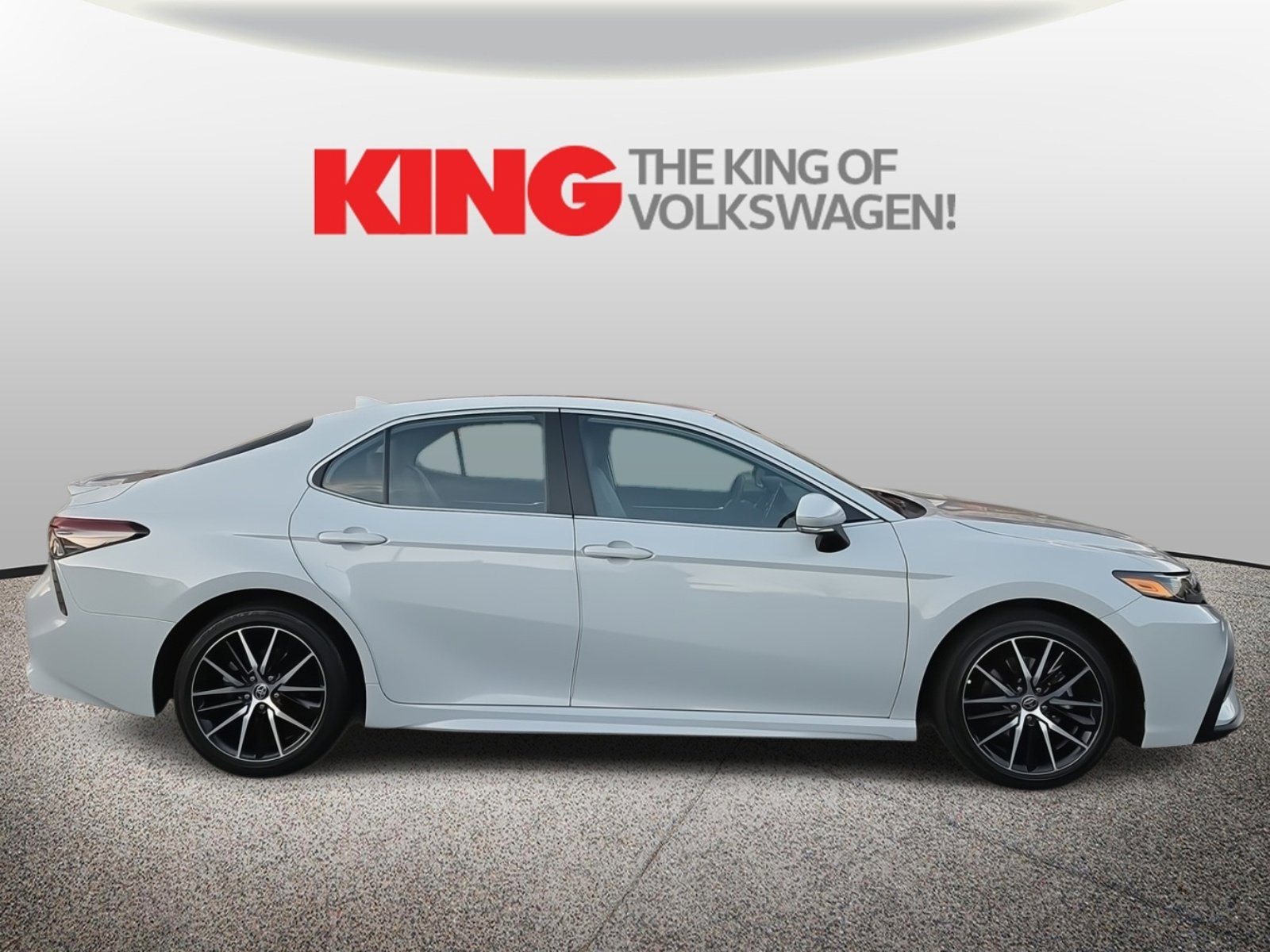 Used 2023 Toyota Camry SE image 2