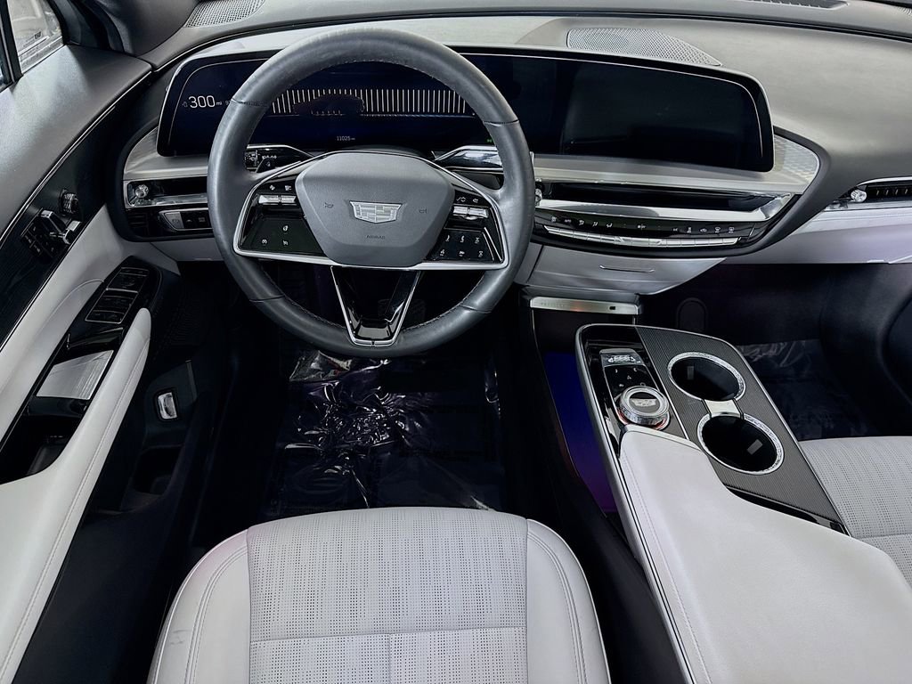 Used 2024 Cadillac Lyriq Luxury AWD/4WD image 3