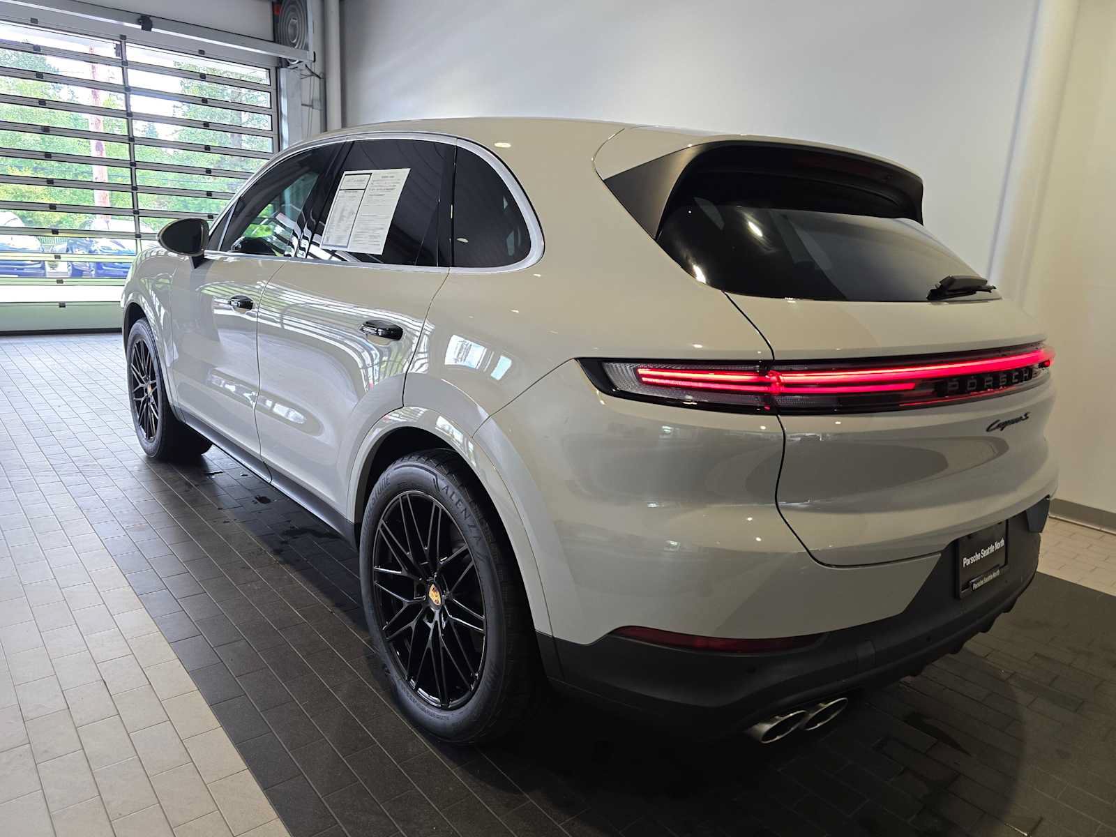 Used 2024 Porsche Cayenne S AWD/4WD image 3