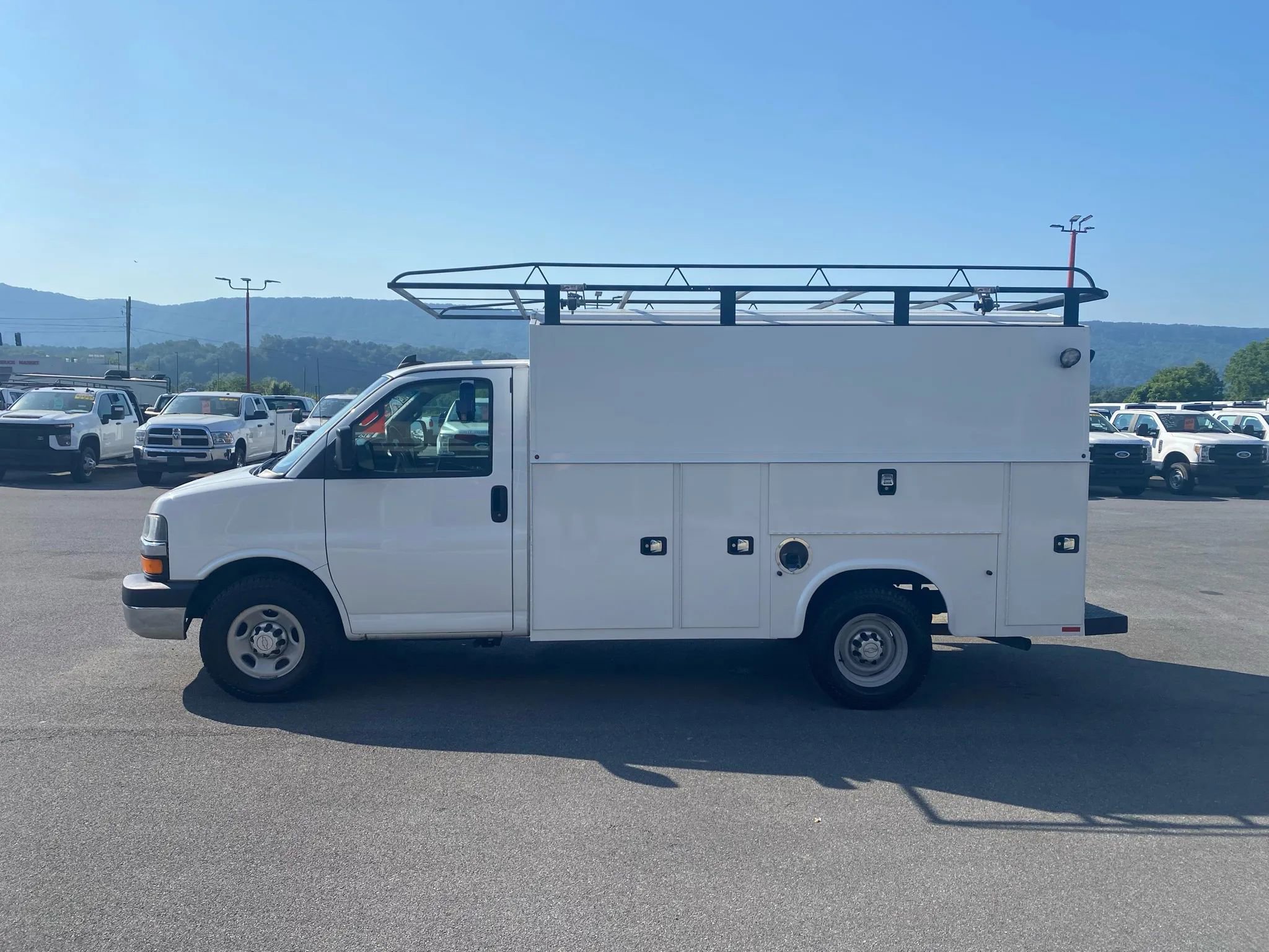 Used 2016 Chevrolet Express 3500 2D RWD image 5