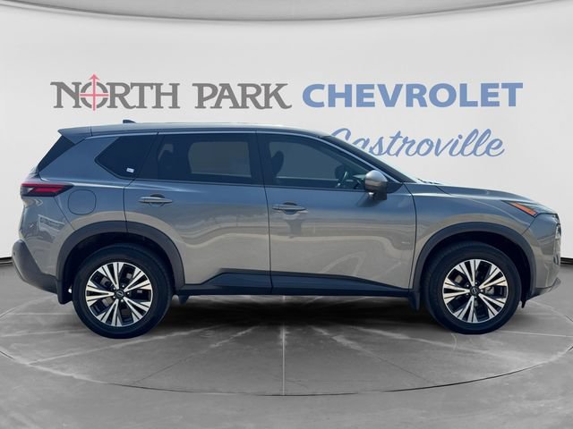 Used 2022 Nissan Rogue SV FWD image 2