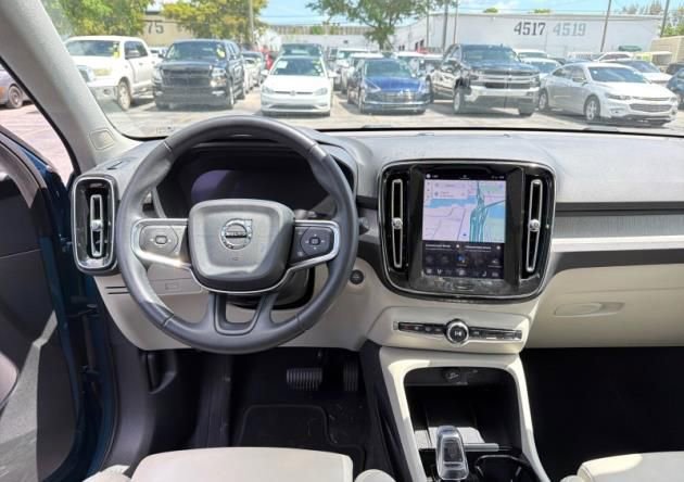 Used 2023 Volvo XC40 B5 Plus w/ Climate Package image 3