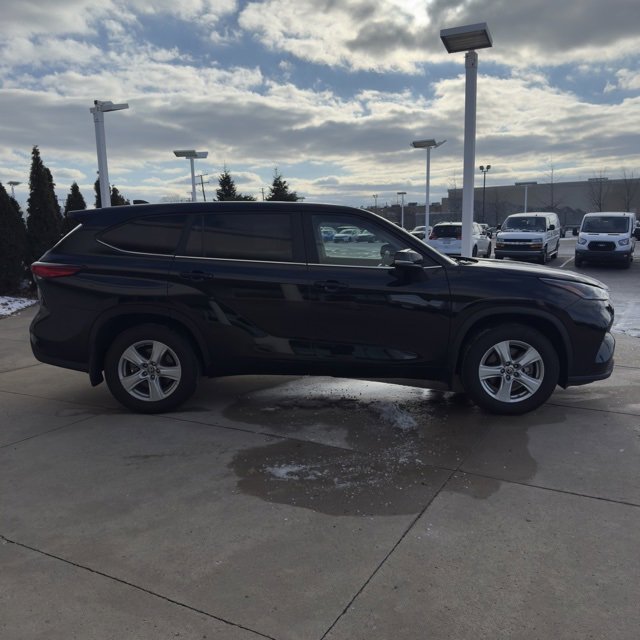 Used 2023 Toyota Highlander L image 2