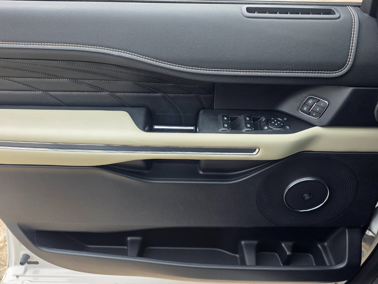 Used 2019 Ford Expedition Platinum image 12