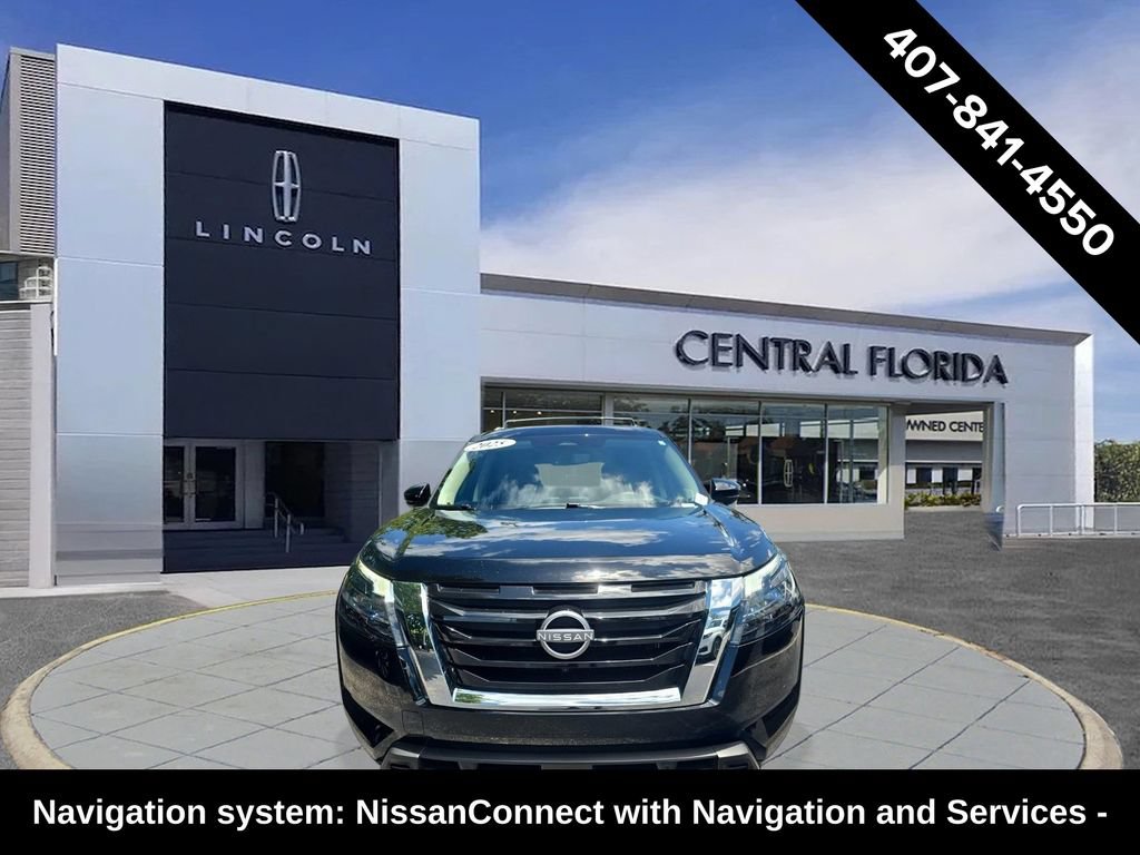 Used 2025 Nissan Pathfinder Platinum FWD image 2