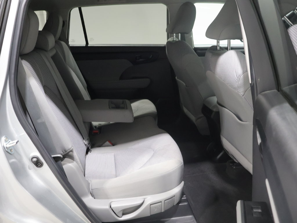Used 2024 Toyota Highlander LE AWD/4WD image 20