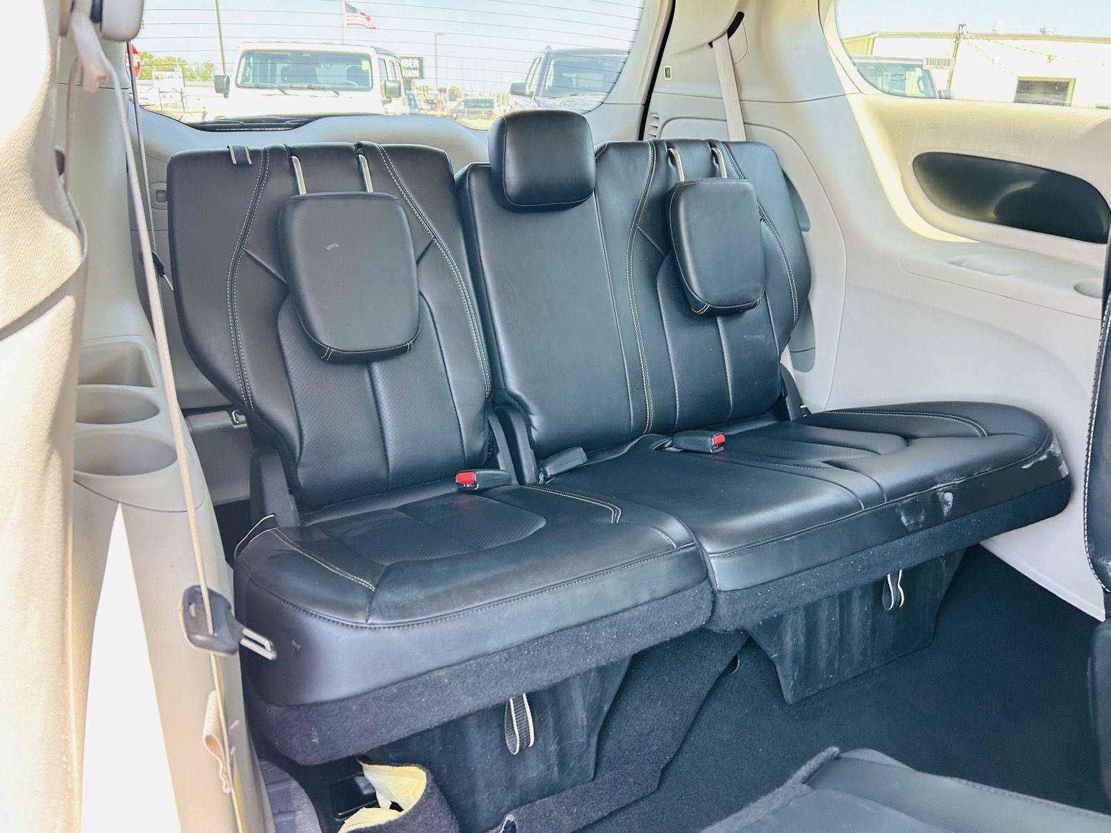 Used 2023 Chrysler Pacifica Touring-L FWD image 31