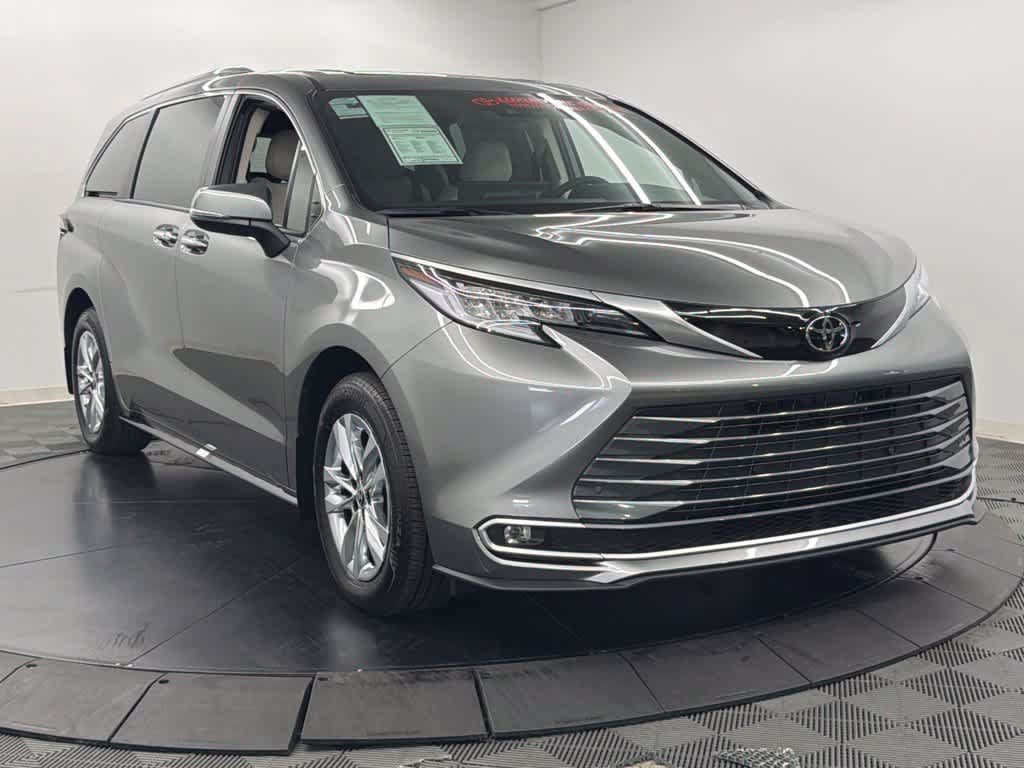 Used 2026 Toyota Sienna Limited FWD image 8