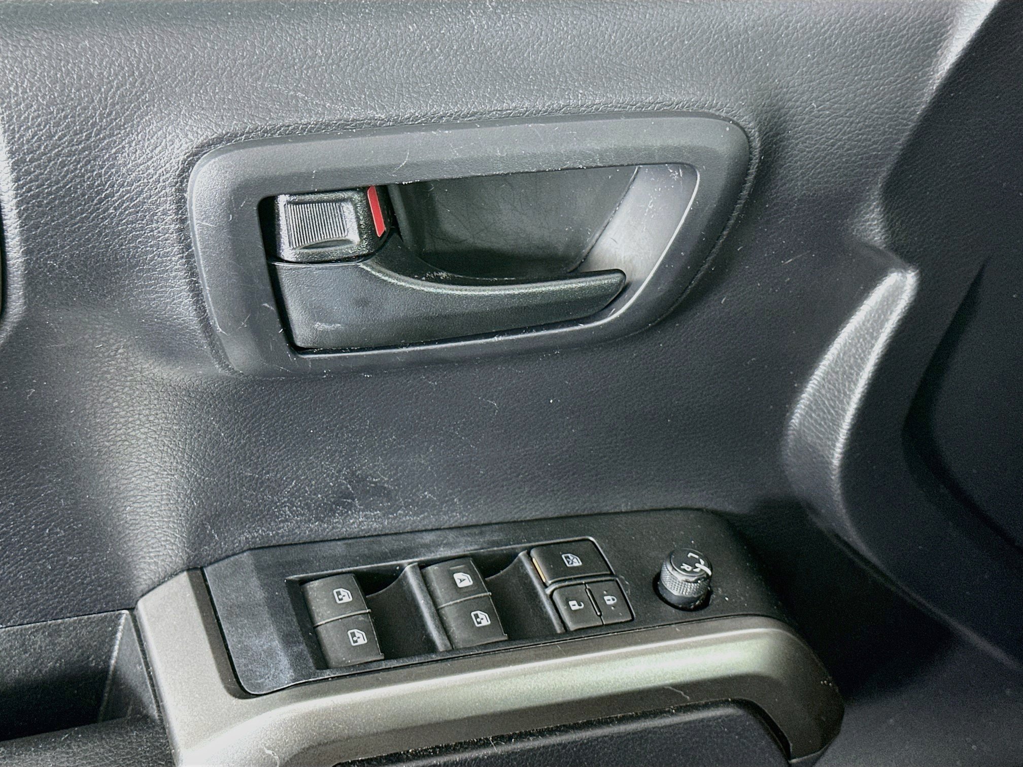 Used 2020 Toyota Tacoma SR5 AWD/4WD image 15