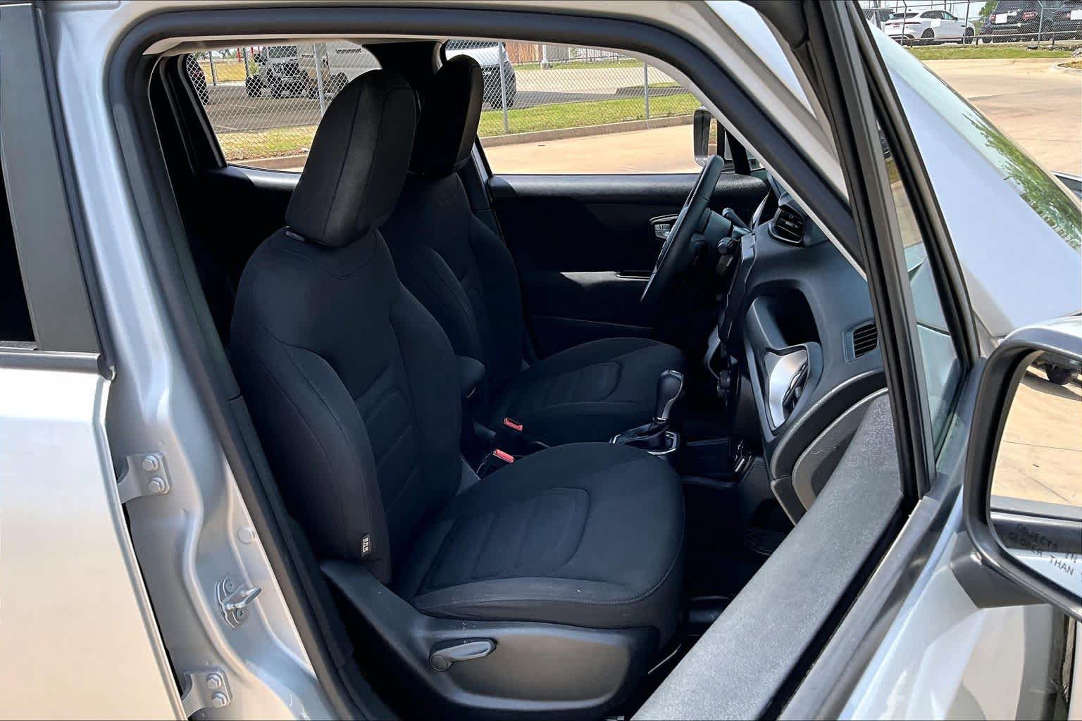 Used 2018 Jeep Renegade Latitude FWD image 9