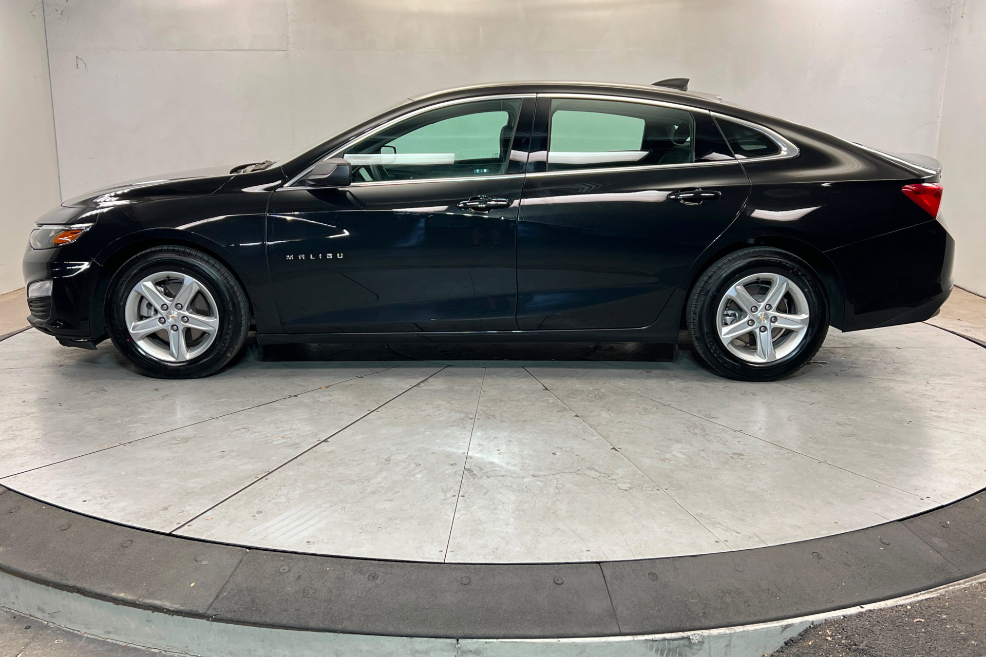 Used 2024 Chevrolet Malibu LS image 2