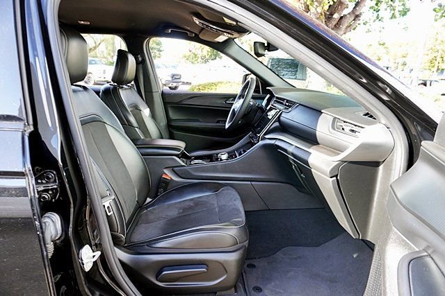 Certified 2023 Jeep Grand Cherokee L Laredo image 10