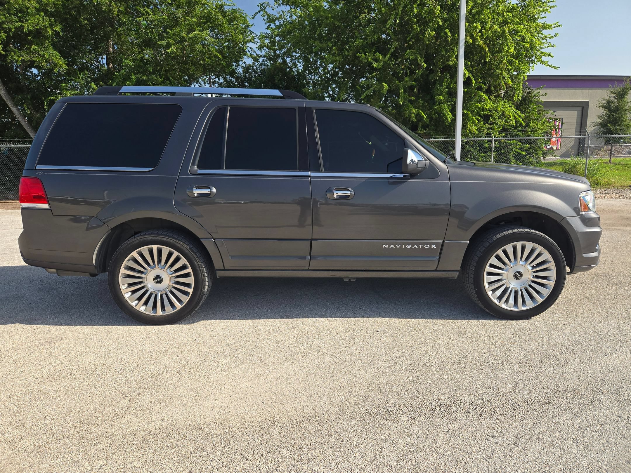 Used 2016 Lincoln Navigator Select RWD image 2