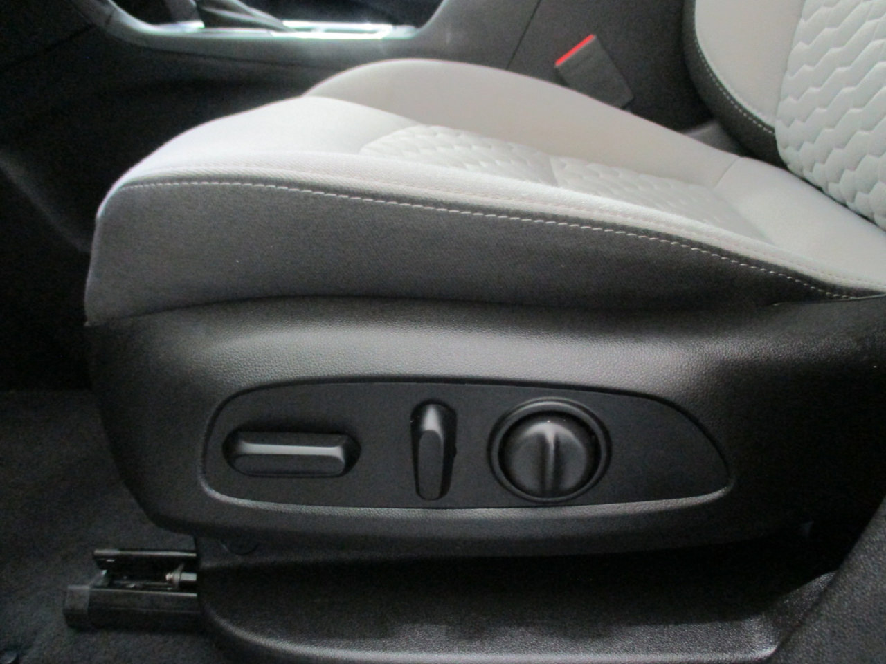 Used 2021 Chevrolet Equinox LT w/ Driver Convenience Package image 17