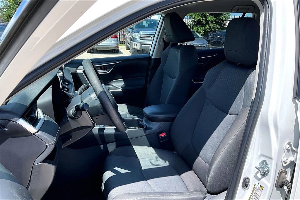 Used 2025 Toyota RAV4 XLE FWD image 28