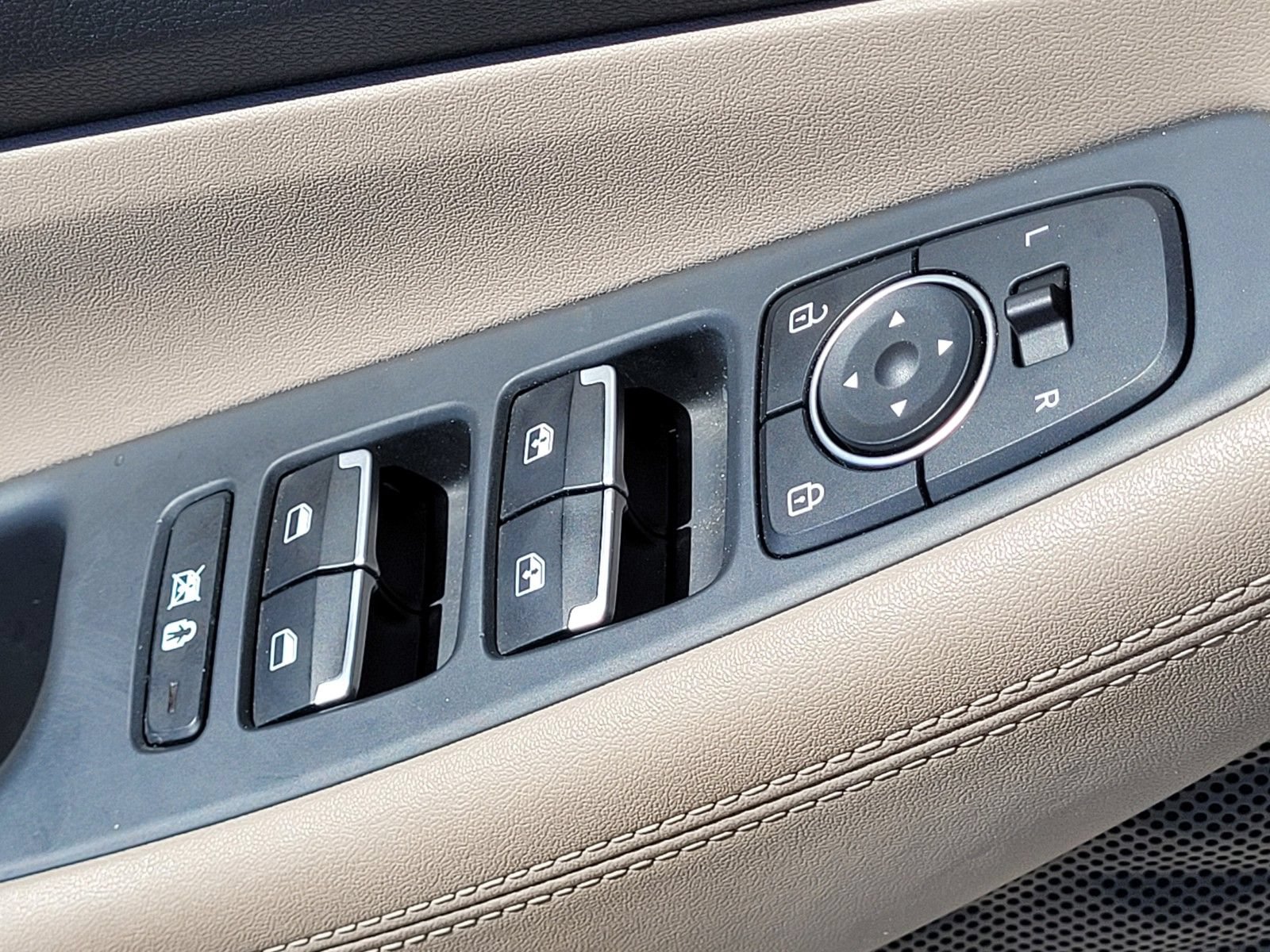 Used 2020 Hyundai Santa Fe SEL FWD image 15
