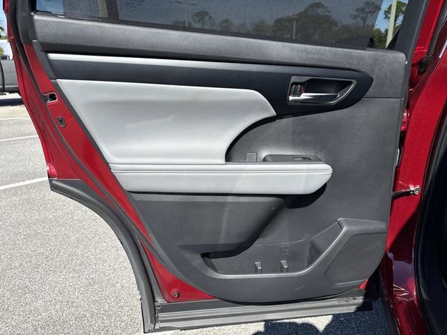 Used 2025 Toyota Highlander XLE image 9