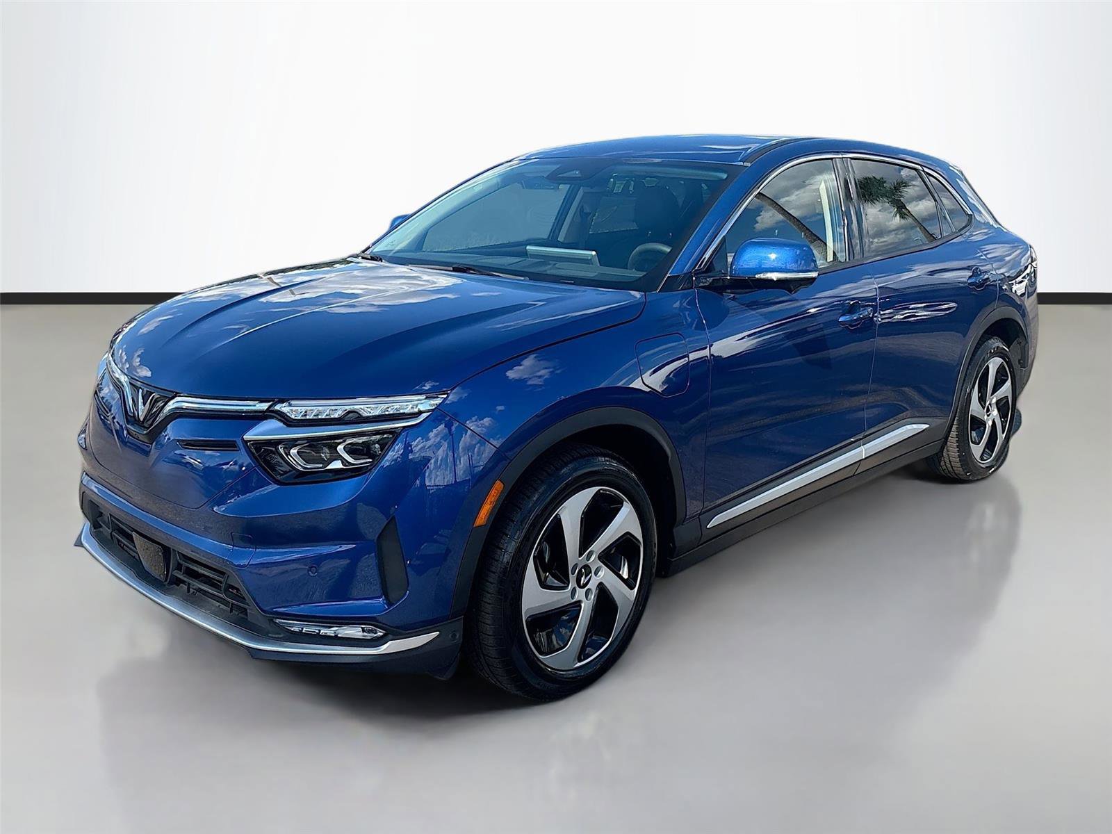 New 2025 VinFast VF 8 Eco image 3