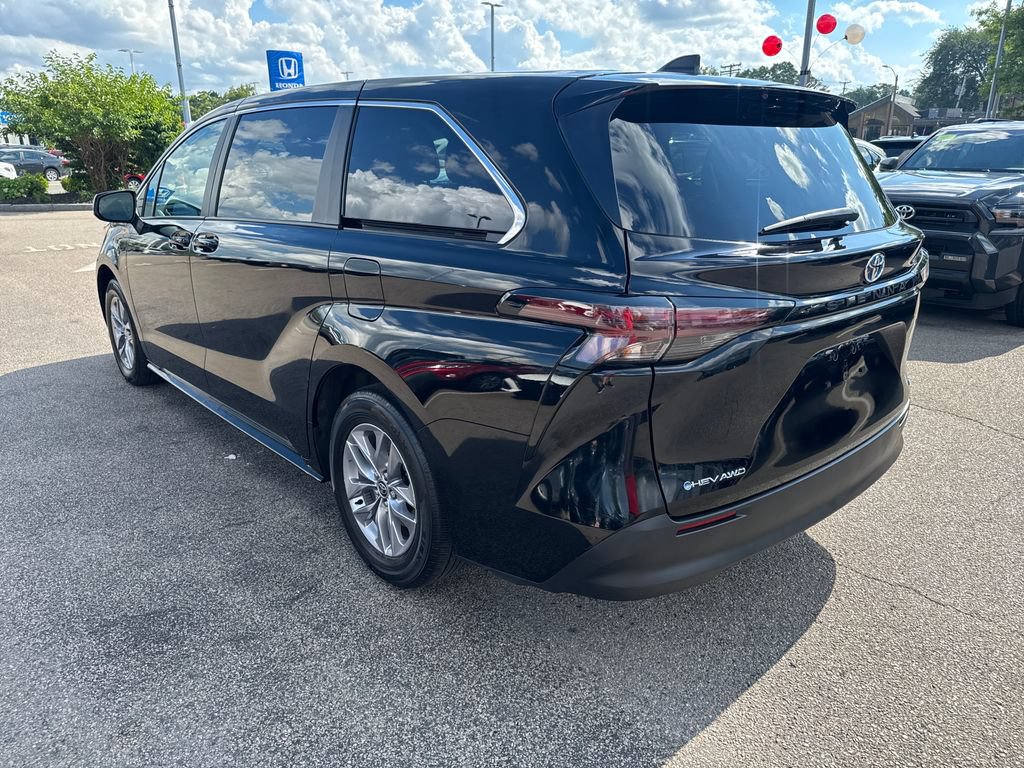 Used 2025 Toyota Sienna LE AWD/4WD image 5