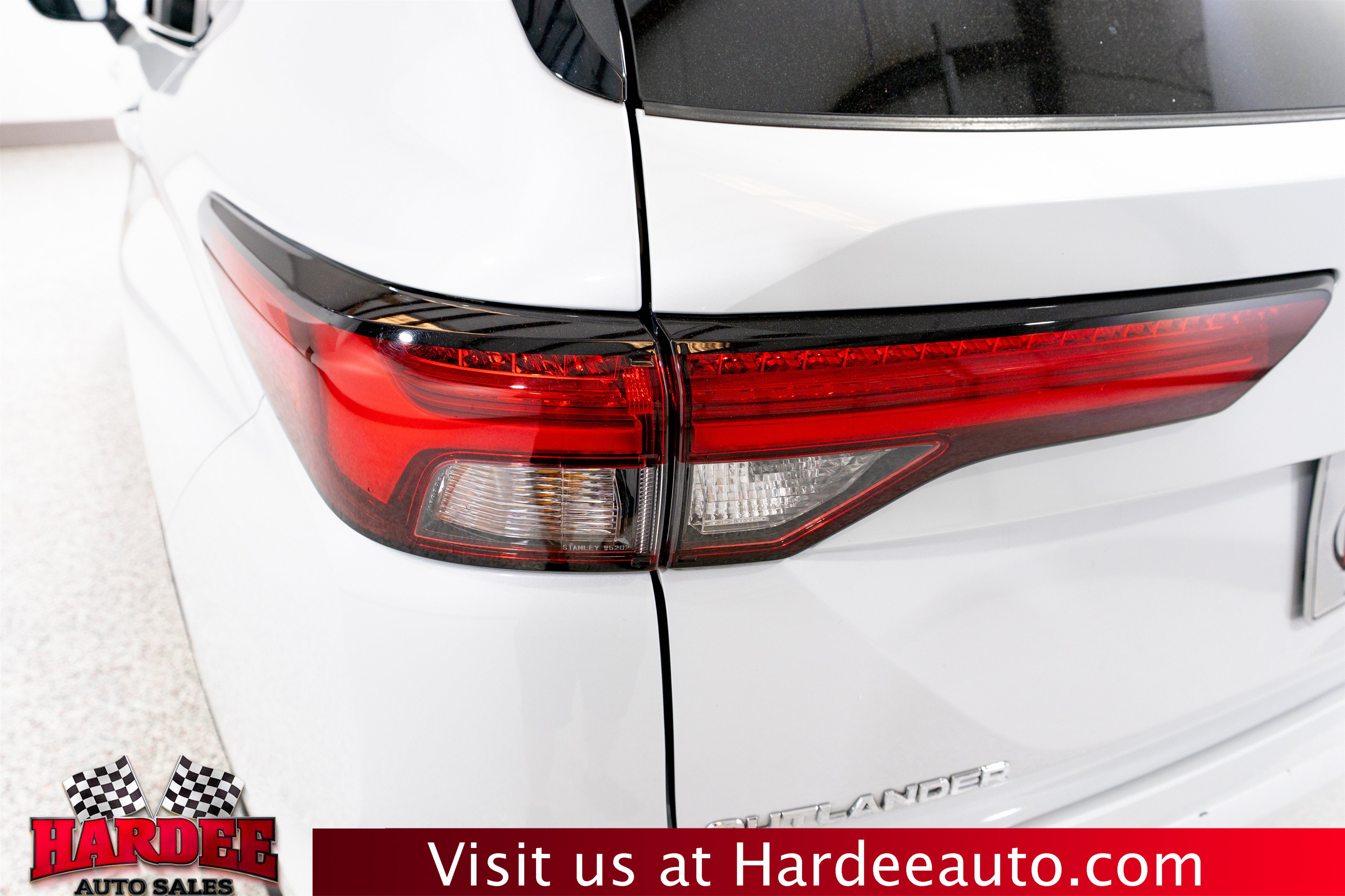 Used 2024 Mitsubishi Outlander SE Black Edition FWD image 9