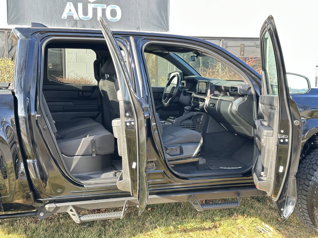 Used 2025 Toyota Tacoma SR5 AWD/4WD image 26