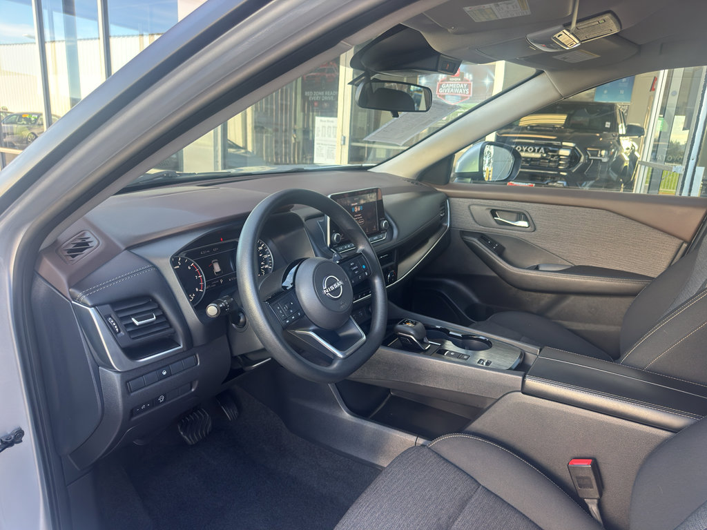 Used 2023 Nissan Rogue SV image 3