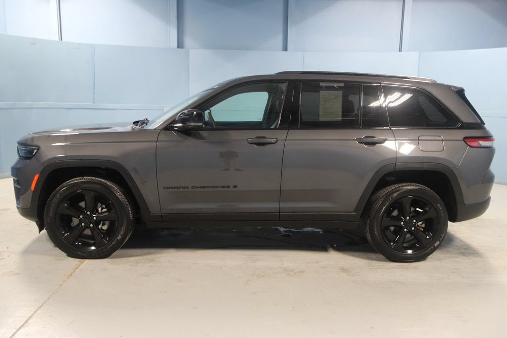 Used 2024 Jeep Grand Cherokee Altitude AWD/4WD image 31