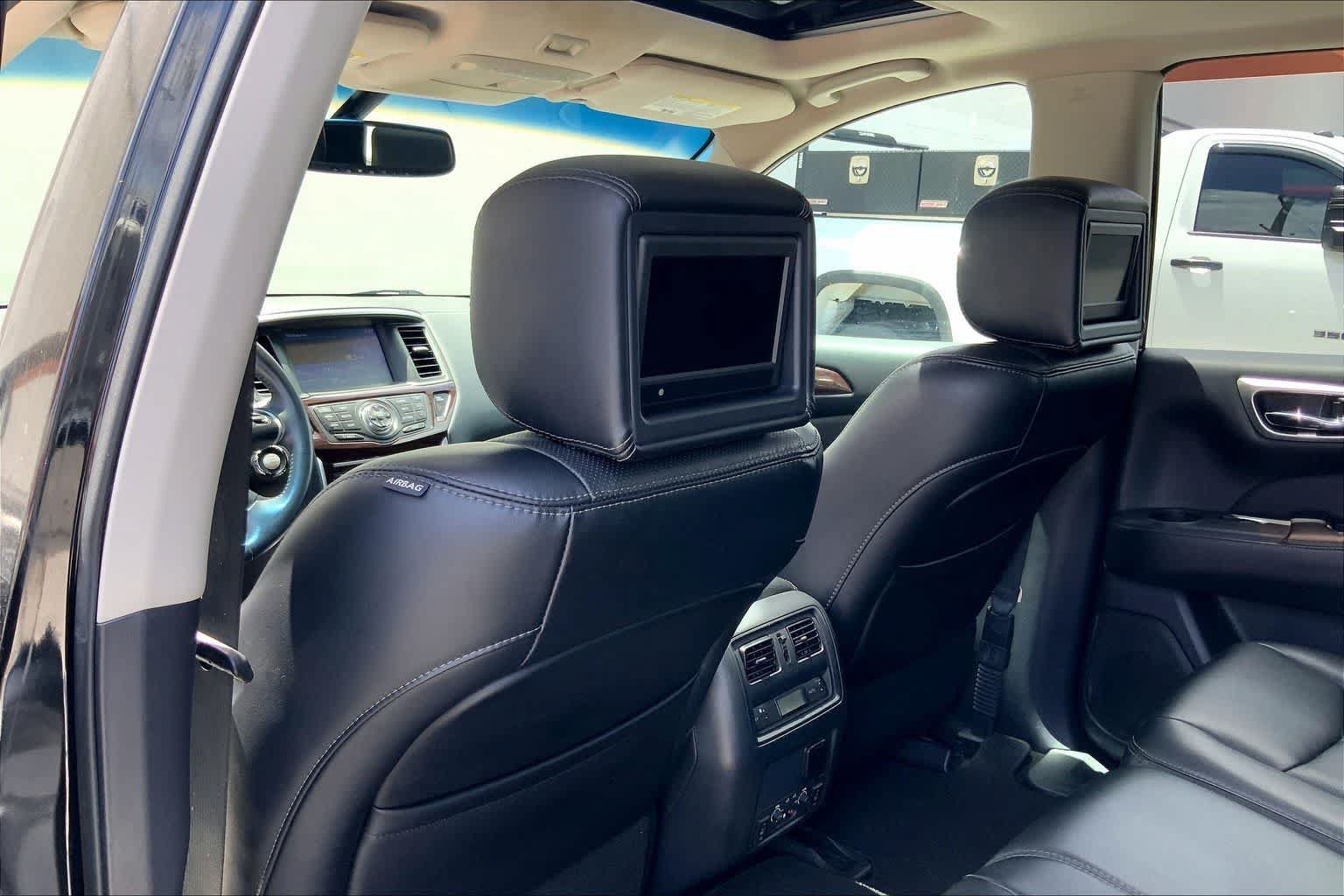 Used 2015 Nissan Pathfinder Platinum w/ Family Entertainment Package FWD image 12
