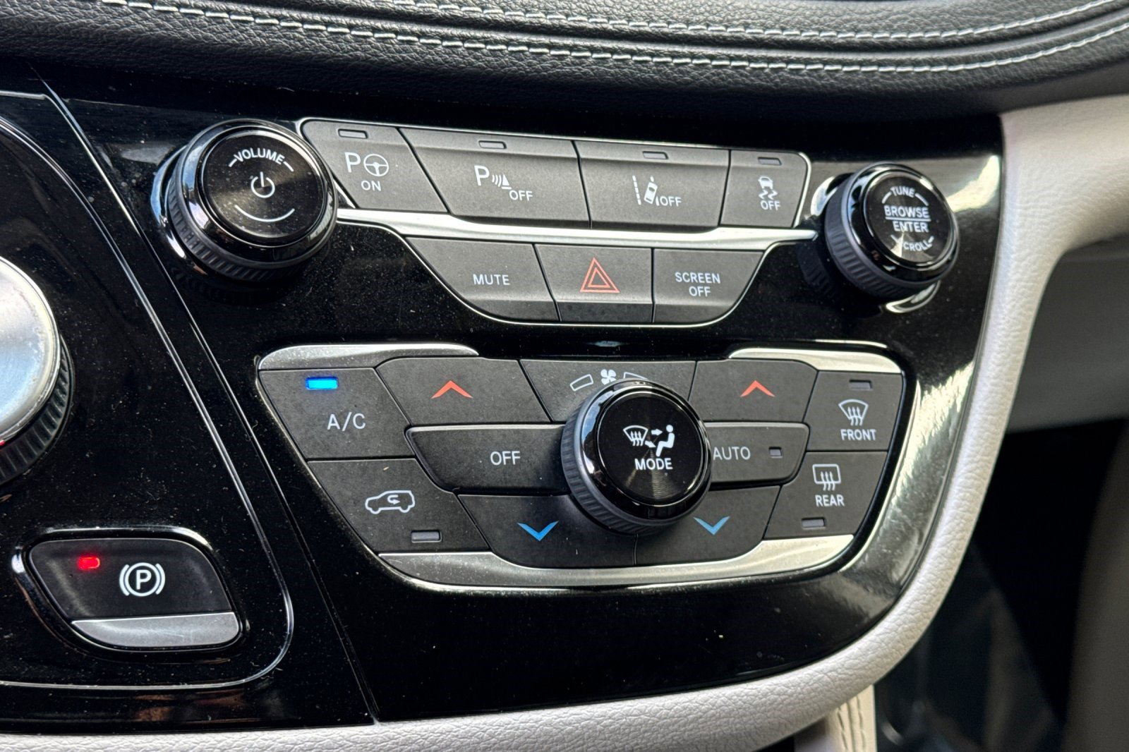 Used 2021 Chrysler Pacifica Limited w/ Premium & Safety Sphere Group image 18