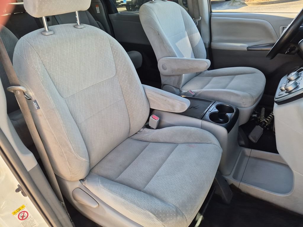 Used 2018 Toyota Sienna LE w/ Carpet Mat Package FWD image 30