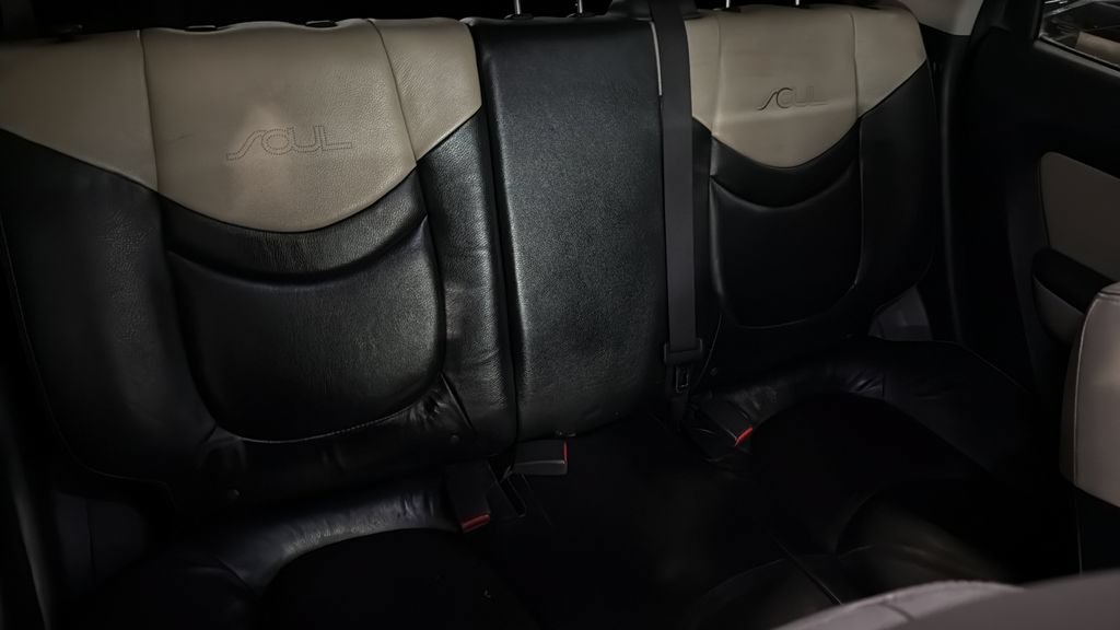 Used 2011 Kia Soul ! FWD image 12