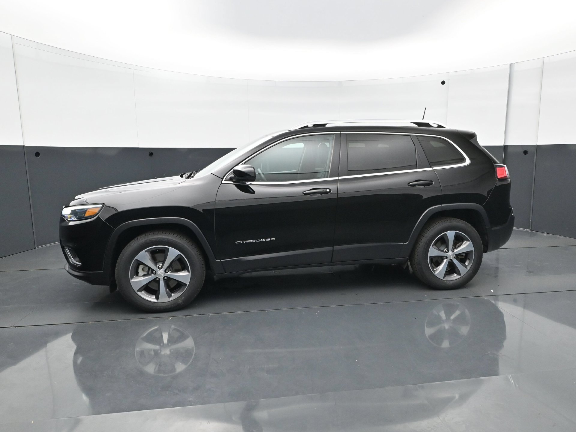 Used 2019 Jeep Cherokee Limited w/ Trailer Tow Group AWD/4WD image 3