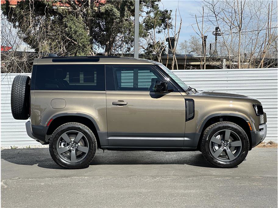 Used 2025 Land Rover Defender 90 S image 9